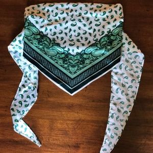 Women's Rue 21 Green and White Bandana Crop Top Size Medium